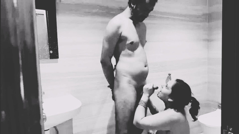 Sanayababhi: Macecha a nevlastní syn se sprchuje a mají sex v...