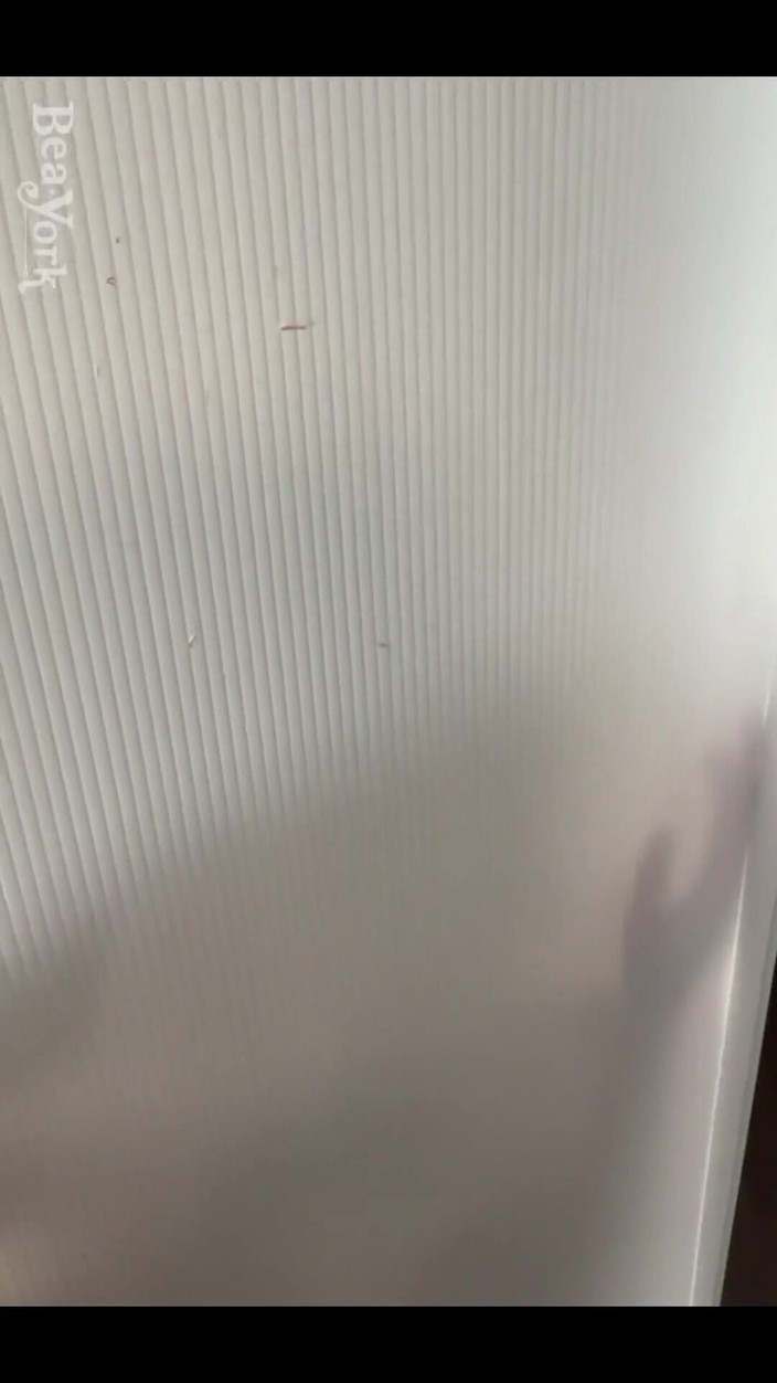 Bea York: Mijn vriend was zo vriendelijk om wat bts vast te...