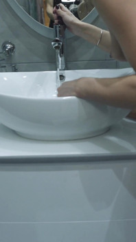 Pequena bunda milf pronta para seu primeiro grande consolo