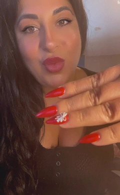 LadyAyse5: 今天我把新鲜的指甲弄红了