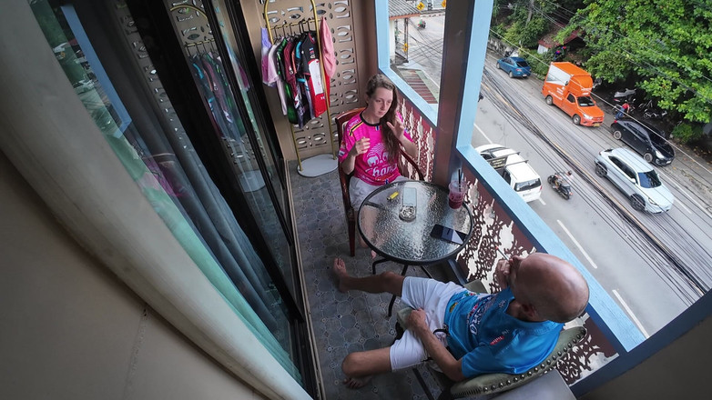 SkinnyWithAHugeDick: Fumando e toccandosi a vicenda in pubblico