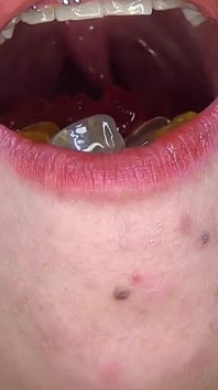 Grosse Gummibärchen Schlucken, Sie in Die Vagina Stecken