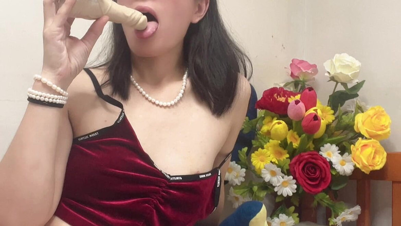 sweethanajapanese: Маленька Хана смокче член, а потім відкриває отвір у пизді з волохатою маленькою пиздою