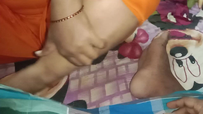 Tamil Anti Uma: मेरे पड़ोसी की सौतेली मम्मी ने मुझे बुलाया और मुझे उसकी चूत चाटने के लिए कहा। मैंने इसे भी चाटा। यह बहुत स्वादिष्ट था ।