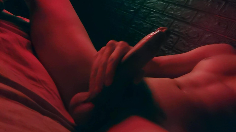 SEXY_GUYBEST: Geceleri büyük bir yarağa tutkuyla mastürbasyon yapıyor ve inliyor!