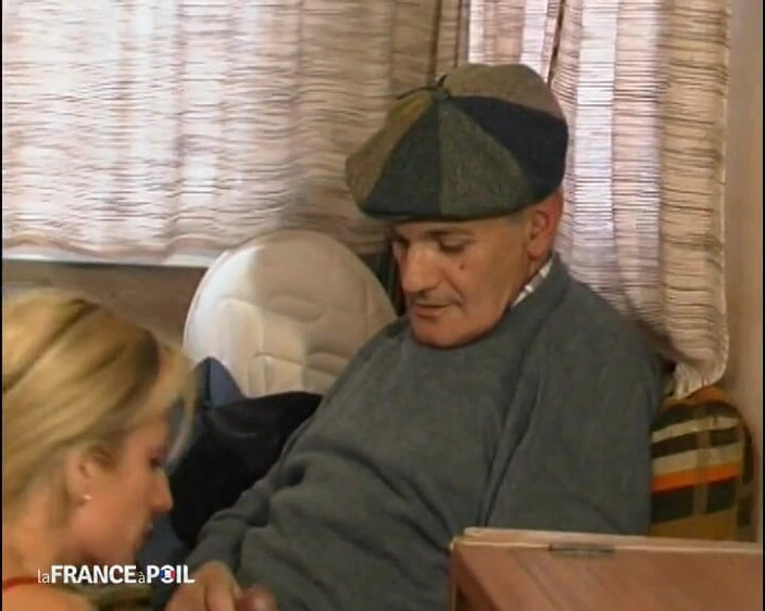 Rue Chaude: Atuk sesat yang datang untuk mendapatkan telurnya dari bas pelacur.