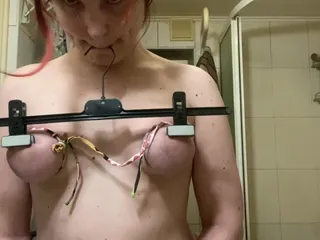 Orgazm olana kadar memeler bdsm - esaret, raptiyeler, kıyafet tutma kıskaçları