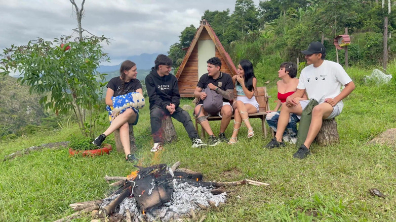 ManuelaAlvarez: Sexo ao ar livre, jovens latinos pagam penitência a uma...