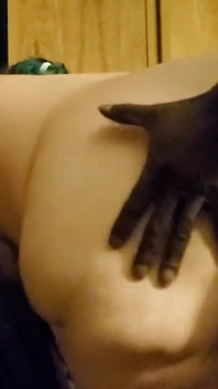 Sexy blanca grandota con culo gordo inclinado sobre el sofá en cuatro y follada bien por bbc