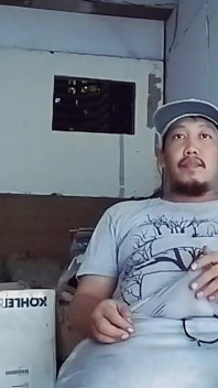 Chubby Barako Stepdaddy Gets off in the Stockroom