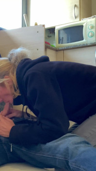 Hotwife blowjob kepada tukang paip di Dapur Saya