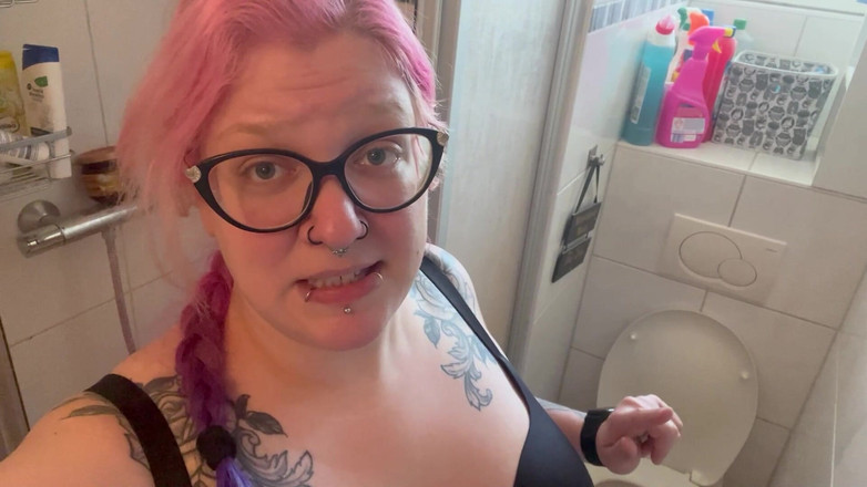 Abby Strange: Haarige Pussy Und Schöner Pissstrahl