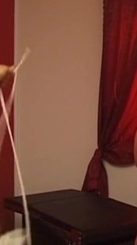 Rijpe milf onderwerpt zich aan strakke touwbondage