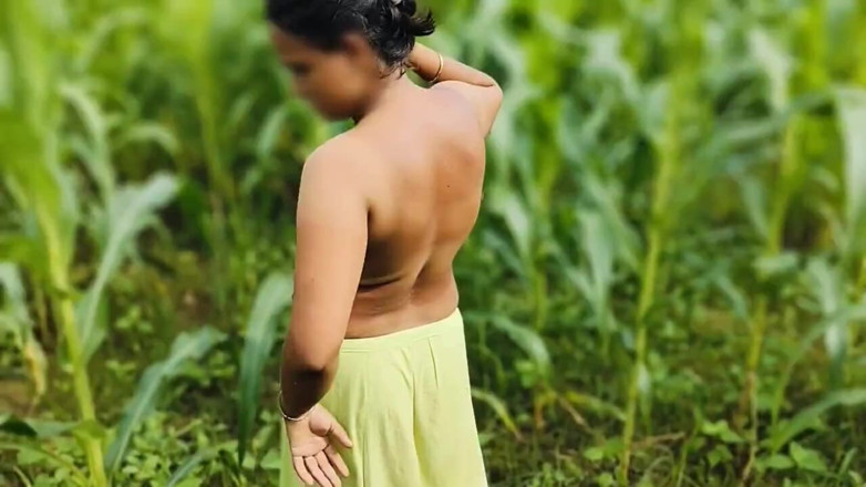 Fuckkkker: Hintli kız Soniya üvey babası tarafından sikiliyor