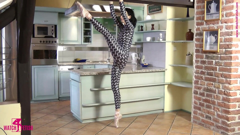 Watch4fetish: Flexibility in the spandex catsuit