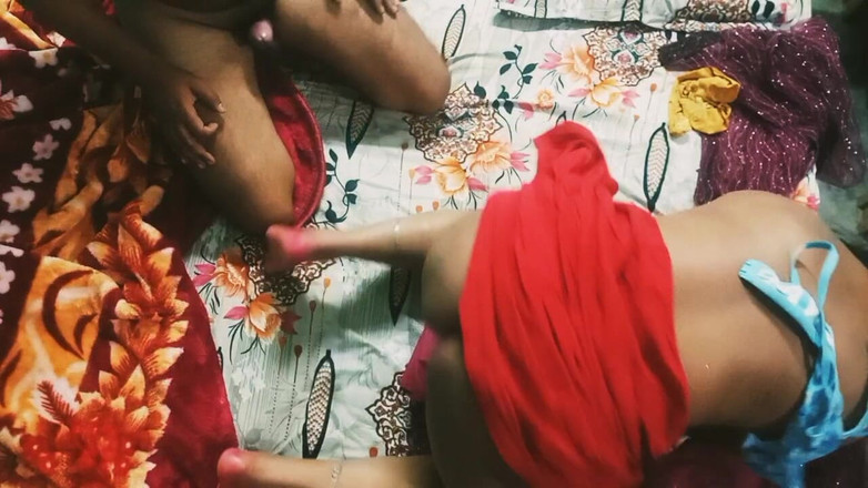 Manjushukla: Krásná indická bhabhi v červené barvě sárí.