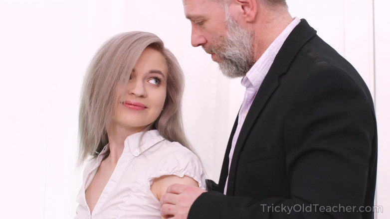 Tricky Old Teacher: Мила знаходить спосіб пройти жорсткий тест і отримати задоволення відразу