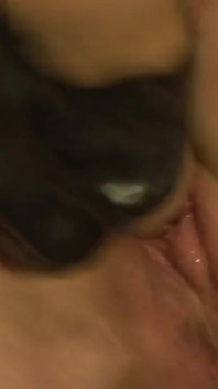 Süße latex-MILF gefickt und ins gesicht gespritzt