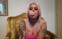 Fetish Videos By Alex: Tatuerad blond dam med ett bubbelgummi