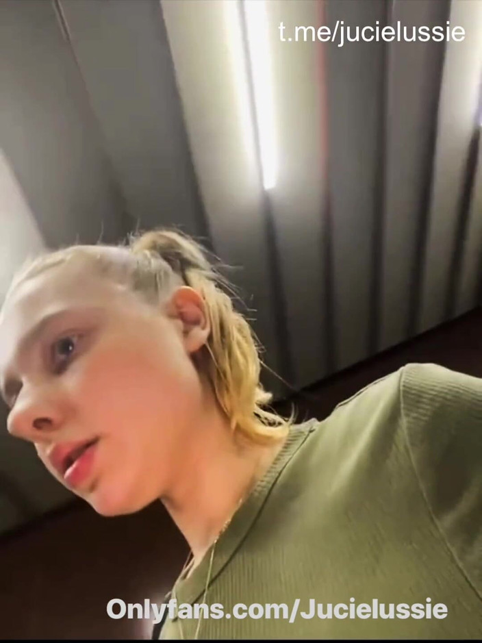 JuiceLussie: Loco follando coño en el gimnasio público