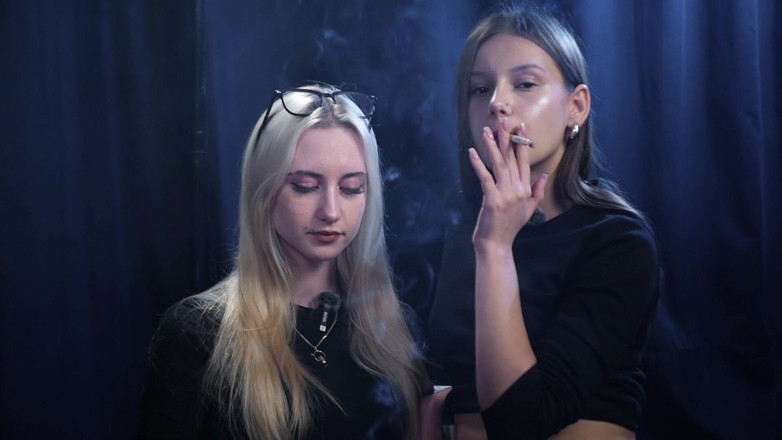 Russian Smokers: 柔らかな青い照明の下、暗いスタジオで一緒にタバコを吸う二人の女性