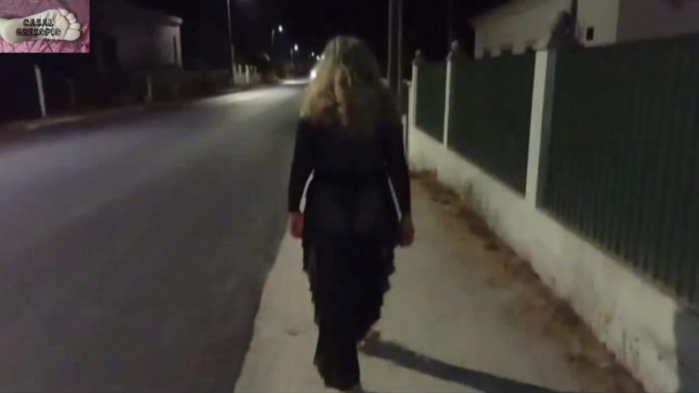 CasalGresopio: Mel s’exhibe en public au bord de la route 13