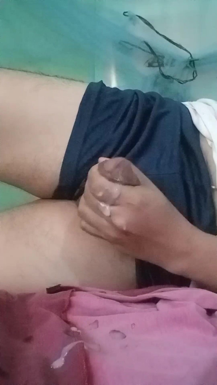 Talahib23: Mi sono masturbato nella camera del mio amico mentre lui...