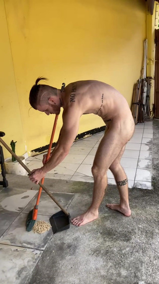 carmonaoficial: M-am dus la Clean the Yard, m-am excitat, m-am masturbat și...