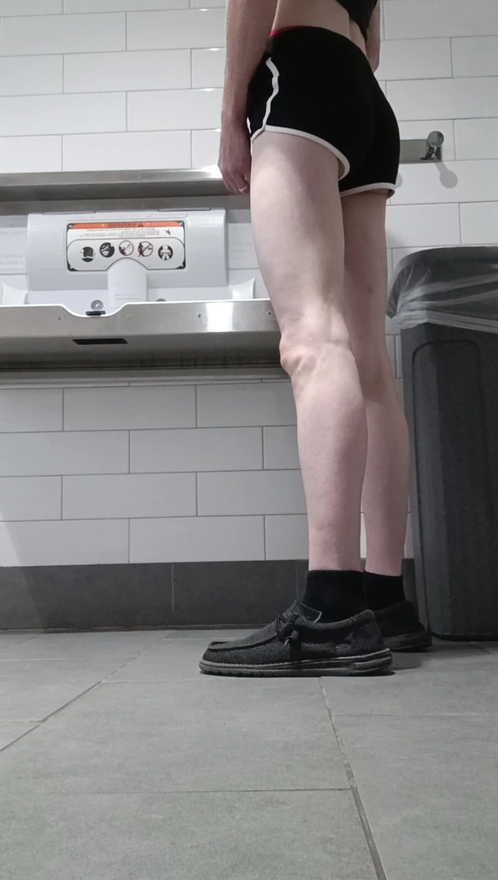 Barry Butt Pee Table Compilation ft. Berrybutt01 by Berry Butt: Pissing,  Skinny, American, Sissy, Solo Transgender Porn | Faphouse