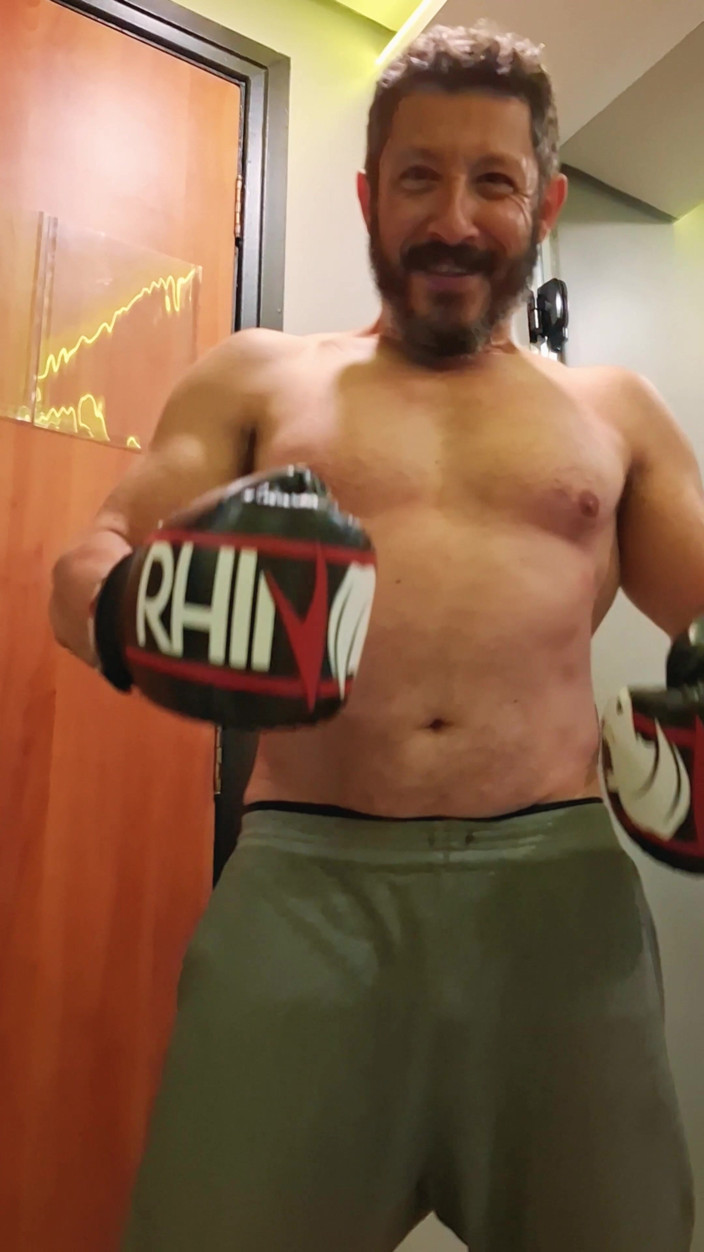 Punchbagplz: Gouine wrestler - sessão de treinamento para adoração muscular em POV