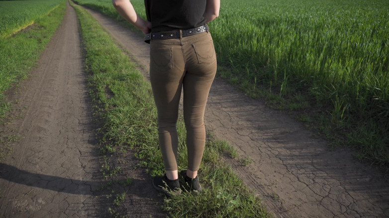 Teasecombo 4K: Sexy milf caminha ao ar livre e provoca linhas de...