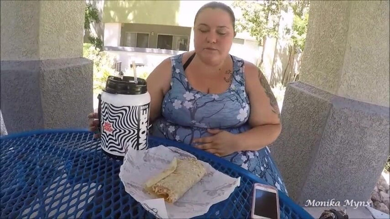 BBW Pleasures: SSBBW กินเบอร์ริโตยักษ์ที่สระว่ายน้ำ