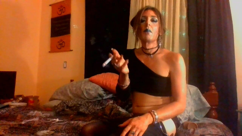Zoe Marlow: Transsexuală sexy fumând din 120 și expunându-se