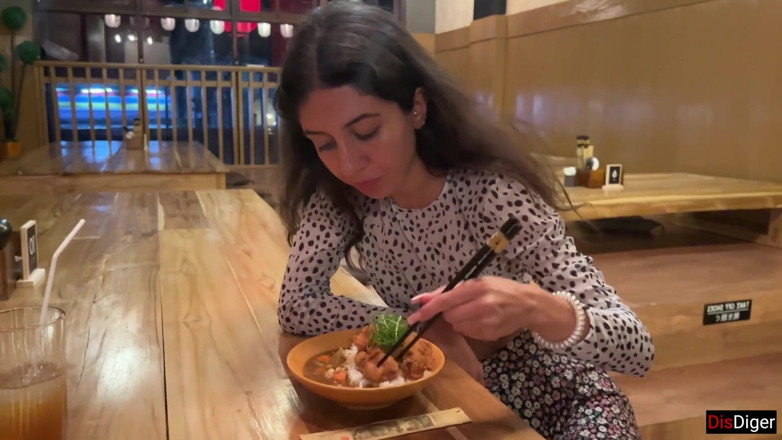 Dis Diger: 私は寿司バーで女の子の顔に射精し、彼女は顔にザーメンでロールパンを食べます-カムウォーク