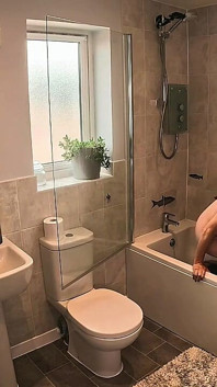 Мой мою киску и очко его носом и писсингом раба
