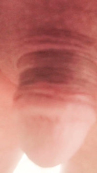 Lee Przybylowicz fait pipi sur sa jambe avec sa bite de bébé