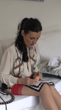 Jeux de reniflement de branlette et séance de branlette partagée avec branlette assistée par un mouchoir, Lady Victoria Valente
