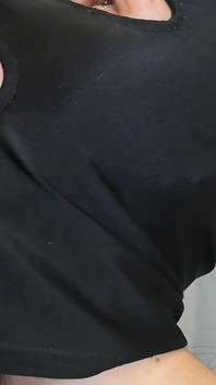 O tânără curvă ia o muie neglijentă de aproape
