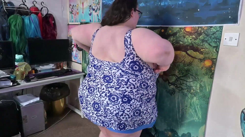 SSBBWLadyBrads: Niebieski strój kąpielowy SSBBW przymierza i rozbiera się