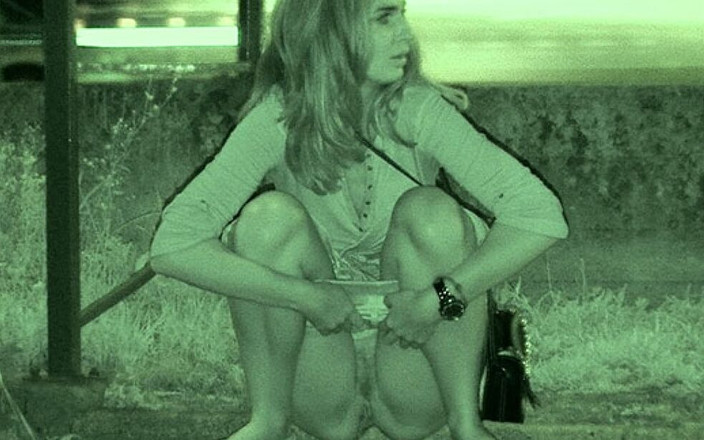 Puffy Network: Welterustenavond door Got2Pee waar meisjes komen om te pissen