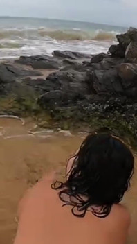 Peituda menina espanhola fodendo em uma praia enquanto você assiste