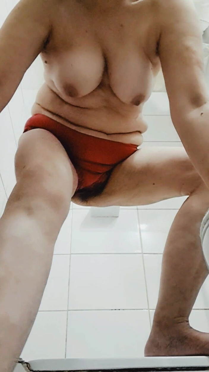 Mommy big hairy pussy: 继母洗衣服你可以看到毛茸茸的阴户和奶子