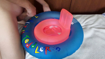 Inflatable Lovers: Playing with inflatable swim ring