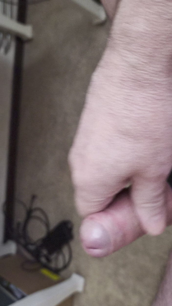 Pellefnatt: Il mio amico si siede su una sedia e si...