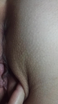 Söta MILF -hål i rosa shorts blir fingrar