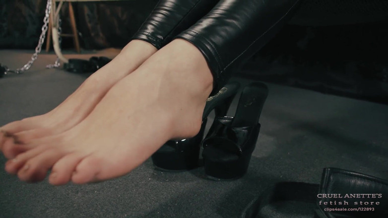 Cruel Anettes fetish world: Feet licking