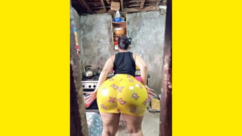 Xprohibidox1: 노란색 치마를 입고 섹시한 춤을 추는 그녀