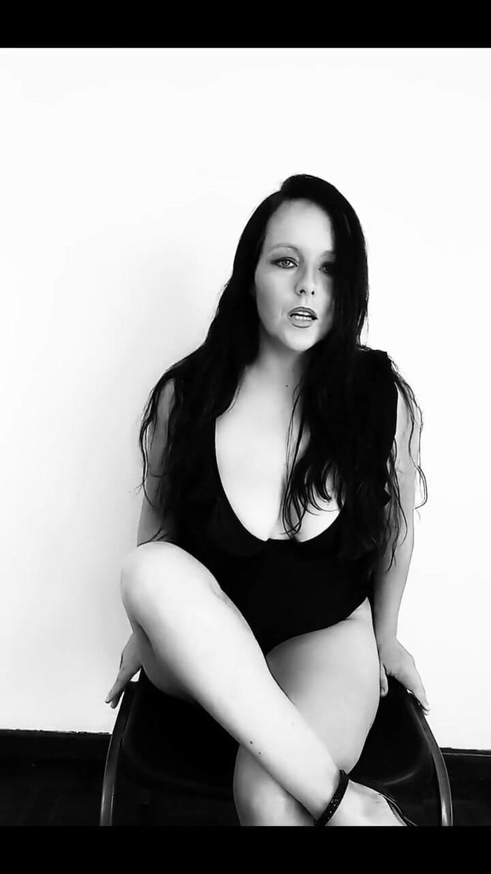 Kinky Lyrical: Een niet-erotische compilatieclip.