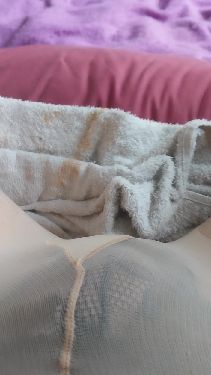 Cindy Belfast: Оргазм сисси с плагом в киске с бритым клитором