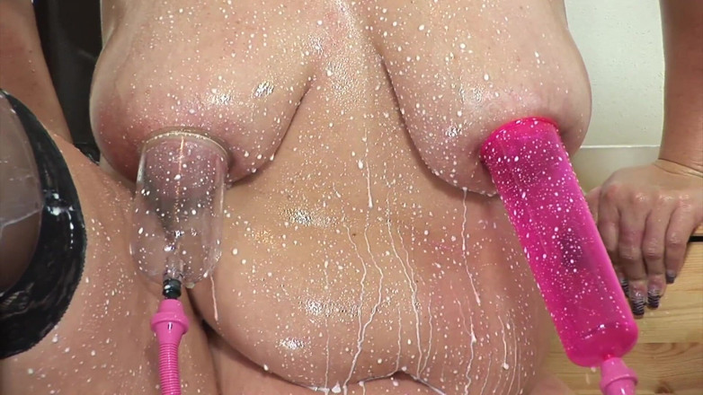 Porn XN: The blonde bbw likes deep insertions in the ass as...